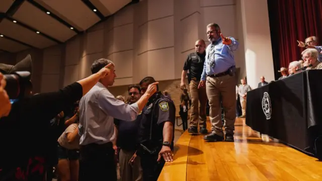 Beto O'Rourke, a Democrat running for governor, heckled his rival during a press conference