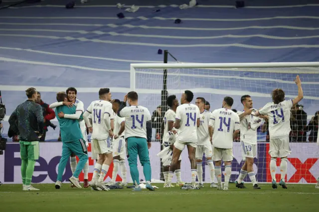 Real Madrid players wearing shirts with 'a por la 14' on the back