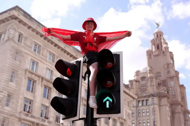 A fan with Liver Building behind