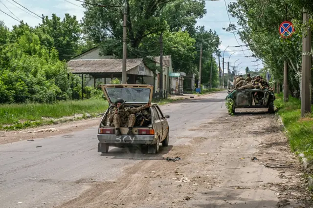 Soldiers seen moving in the outskirts of the Lysychansk on 28 May