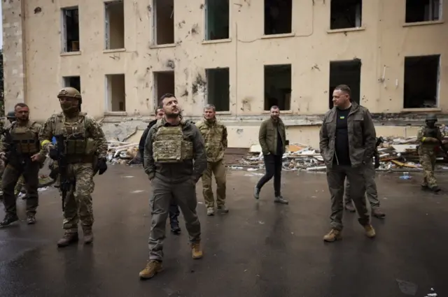 Zelensky inspects the extensive damage to buildings in Kharkiv