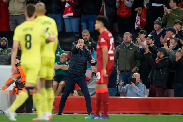 Unai Emery (centre) shouts at Villarreal players