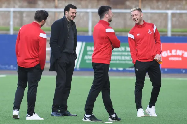 Ian Murray and his players arrive at Links Park