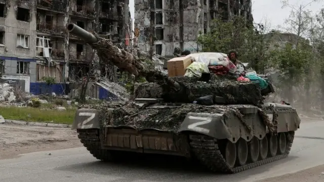 Russian tank in Popasna carrying boxes on 26 May 2022