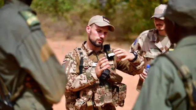 A German soldiers giving advice to Malian trainees at the Koulikoro Training Camp - 2017