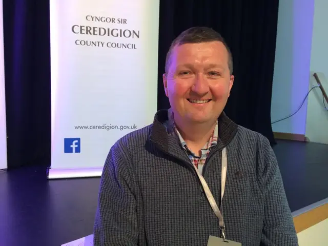 Keith Henson o Blaid Cymru yw cynghorydd newydd ward Llansanffraid