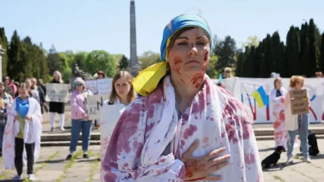 Protesters in Warsaw cemetery