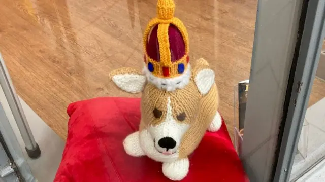 A knitted corgi