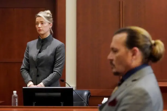 Amber Heard and Johnny Depp in the courtroom