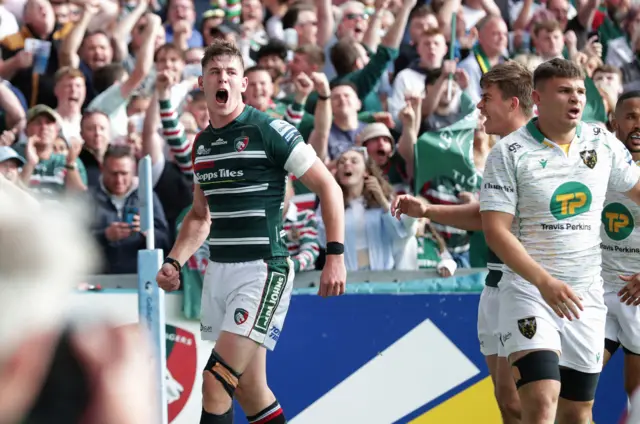 Freddie Steward celebrates his try