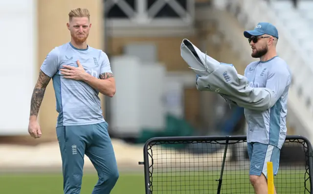 England coach Brendon McCullum (r) and captain Ben Stokes chat