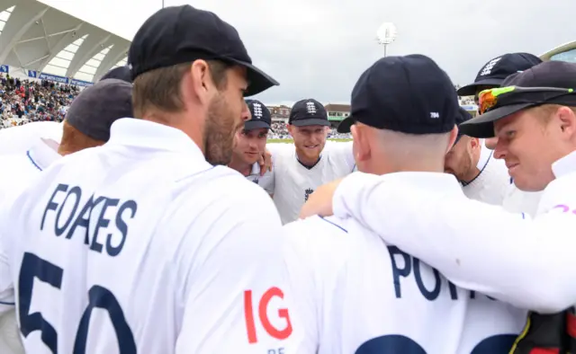 England have a team huddle ahead of the resumption of play