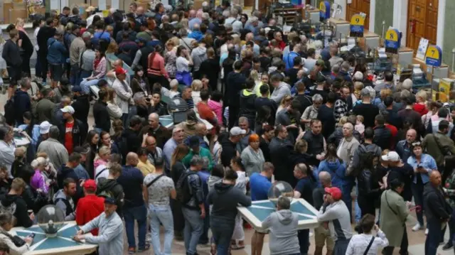 Queues in Odesa to buy stamps, 25 May 2022