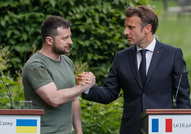 Volodymyr Zelensky and Emmanuel Macron