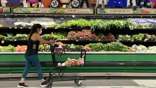 Shopper in US supermarket