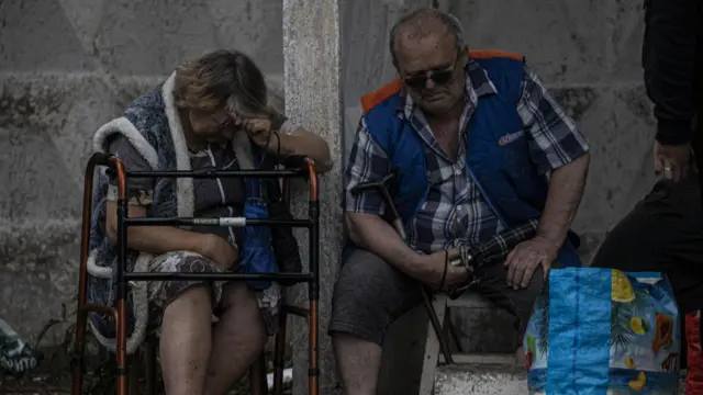 Ukrainian citizens are trying to leave Severodonetsk