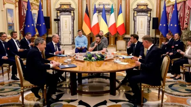 From left to right at the table: Italian PM Mario Draghi, German Chancellor Olaf Scholz, Ukrainian President Volodymyr Zelensky, French President Emmanuel Macron and Romanian President Klaus Iohannis