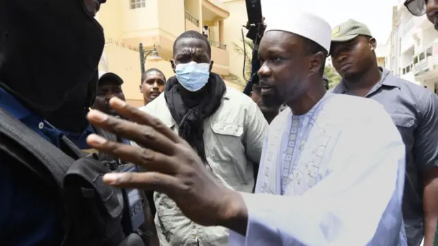 Ousmane Sonko talking to police - 17 June 2022