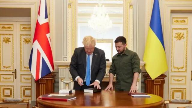 Boris Johnson signing the biography of the Queen for President Volodymr Zelensky