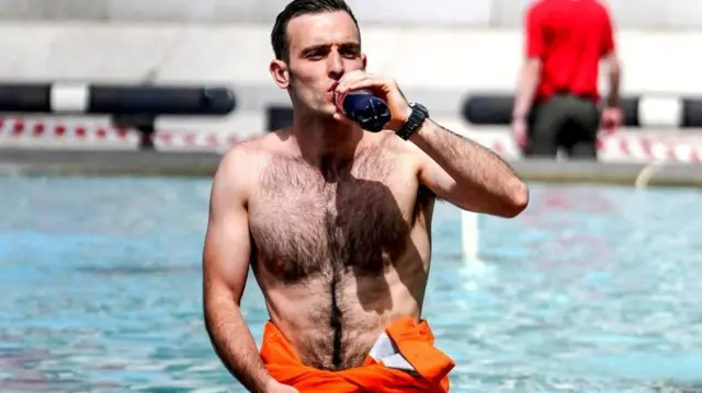 A workman struggles with the heat in Trafalgar Square