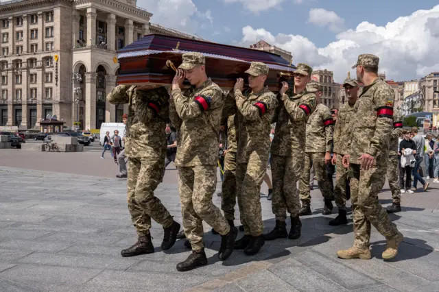 Army pallbearers carry Ratushnyi’s coffin to the Maidan