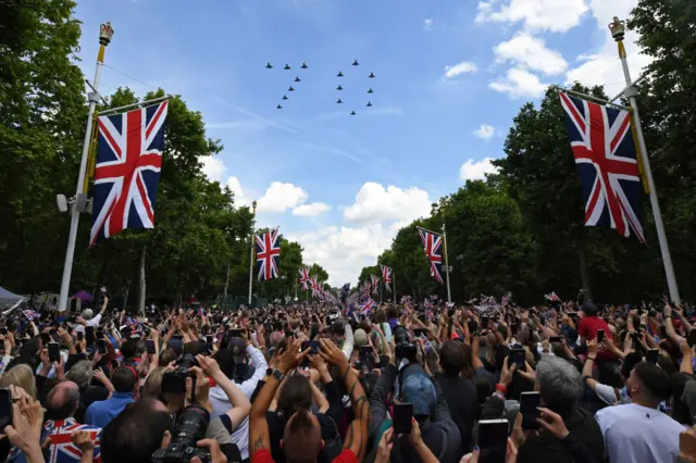 Crowds wowed by fly past