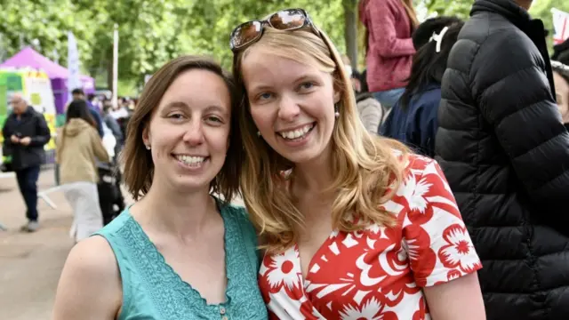 Kirsty McLaren (R) and her sister Elizabeth say they both 'love' the monarch