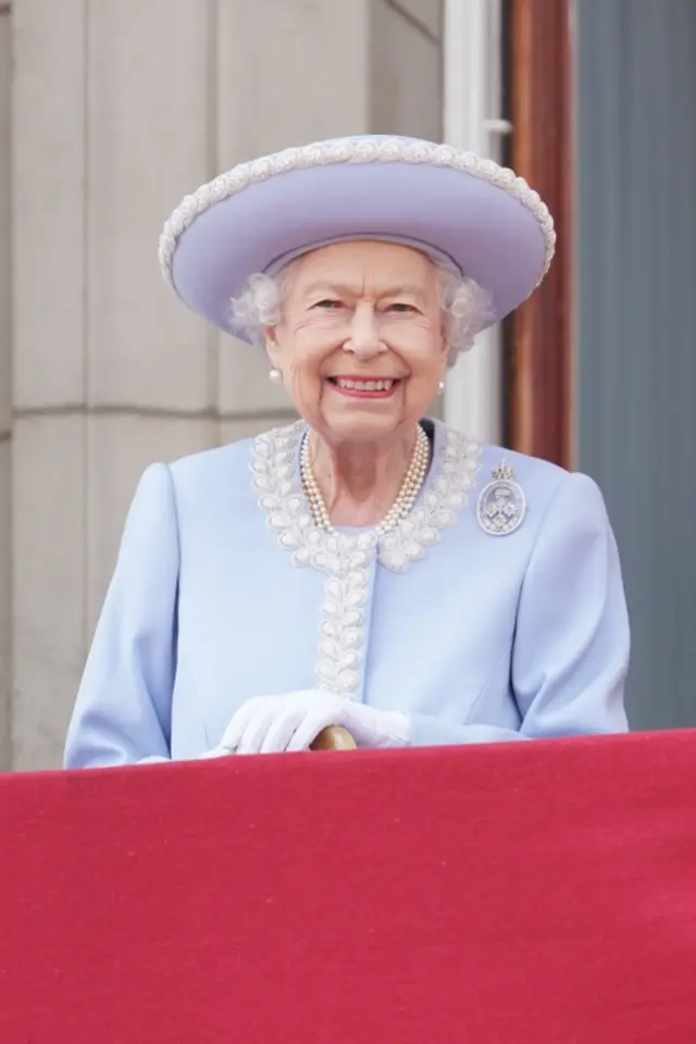 Queen on the balcony