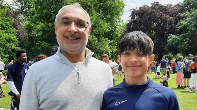 Members of the public Antoś and his father Peter in St James's Park