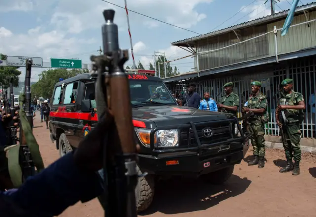 Congolese soldiers receive a military ambulance carrying the body of a Congolese soldier shot dead in Rwanda