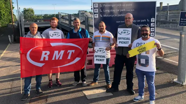 RMT strikers at Orpington station