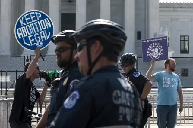 police stand between pro-abortion and pro-choice activists.