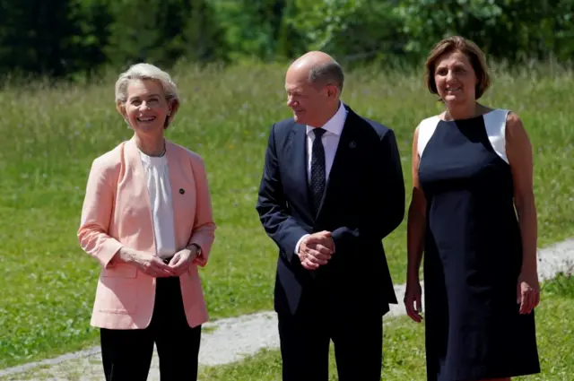 European Commission President Ursula von der Leyen is officially welcomed to the G7 summitby German Chancellor Olaf Scholz and Britta Ernst