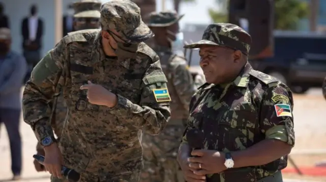 Mozambican President Filipe Nyusi (R) and Rwanda President Paul Kagame