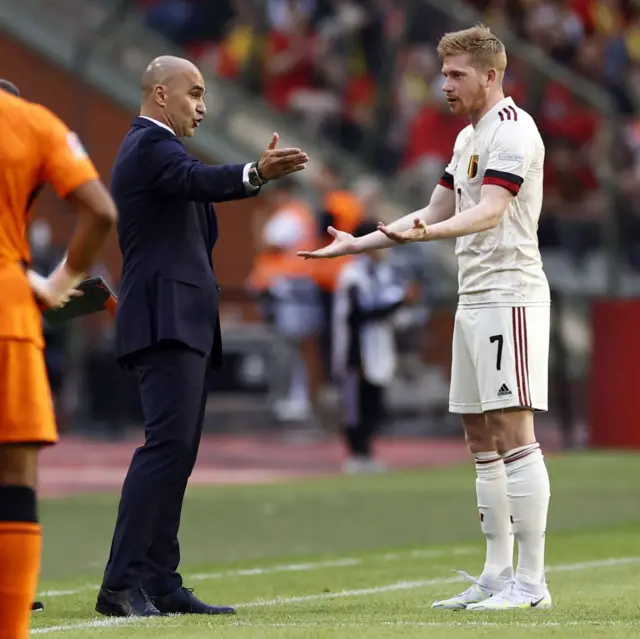 De Bruyne and Martinez talk