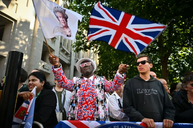 Members of the public gather outside St Pauls Cathedral on June 03, 2022