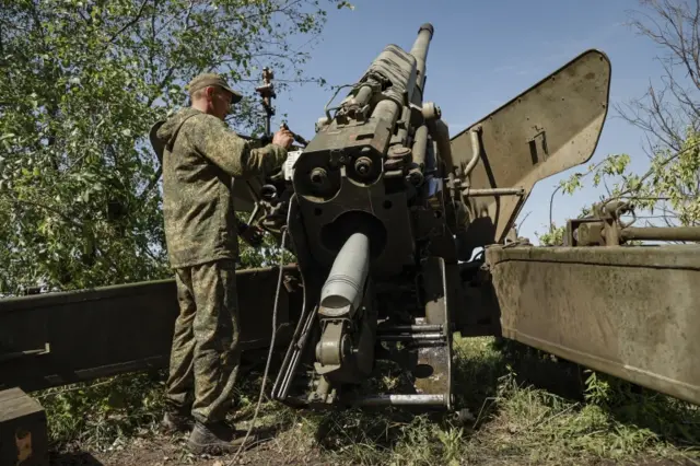 Self-proclaimed Donetsk People's Republic (DPR) militia prepare to fire a  field gun, on the frontline near Avdiivka, in the Donetsk region of eastern Ukraine