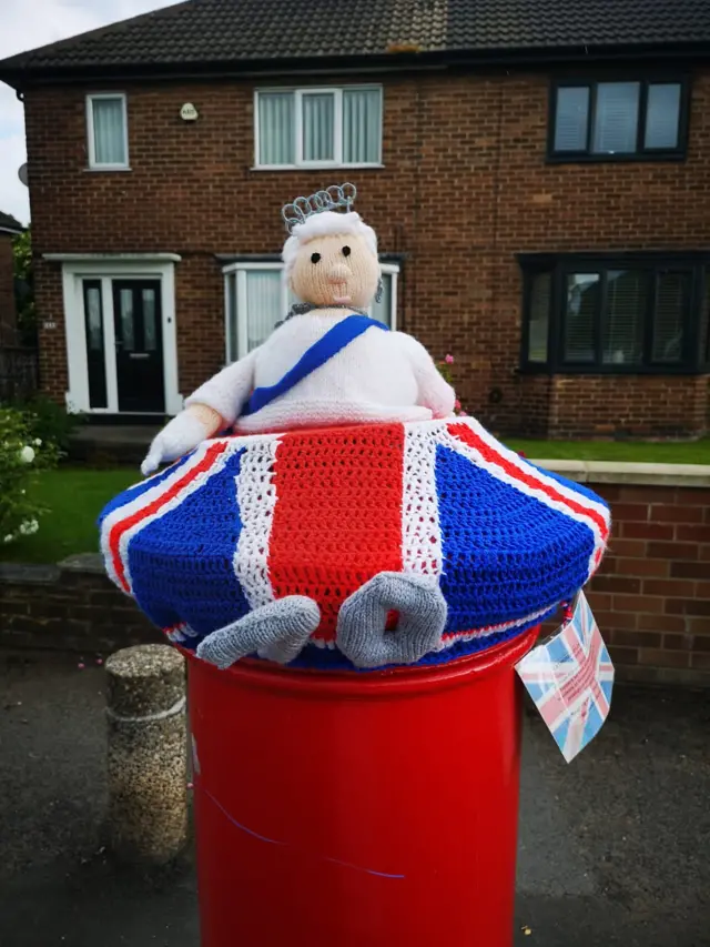 Wooly post box topper