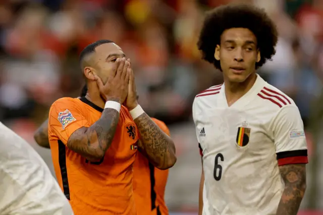 Memphis Depay reacts