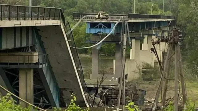 Damaged bridge between Severodonetsk and Lysychansk