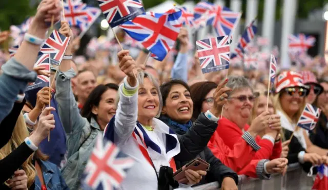 Crowds enjoying the Platinum Jubilee celebrations outside Buckingham Palace on Saturday