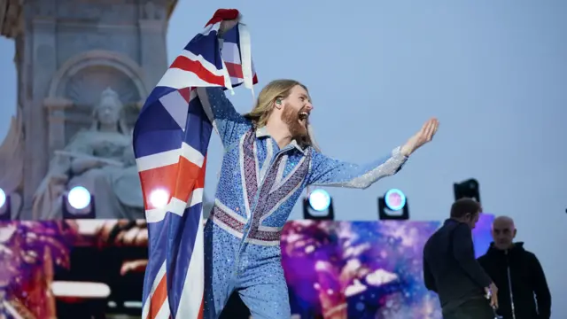 Sam Ryder performing at Buckingham Palace