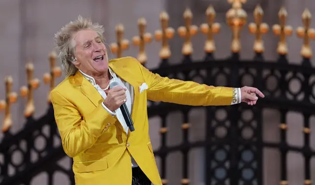 Rod Stewart performs at the Platinum Party at the Palace