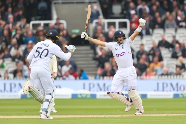 Joe Root and Ben Foakes