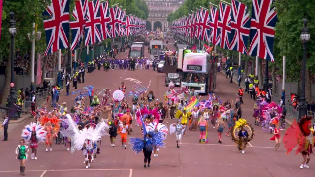 Crowds line the Mall as the parade makes its way toward the palace