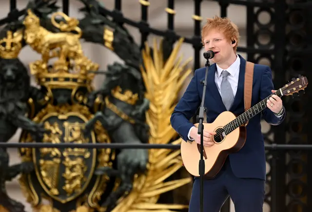 Ed Sheeran sings outside Buckingham Palace