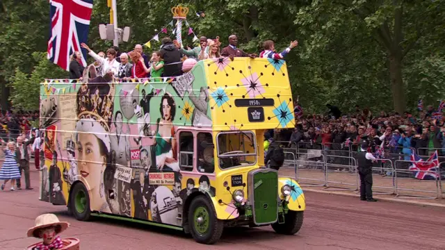 Open-topped bus travels down the Mall