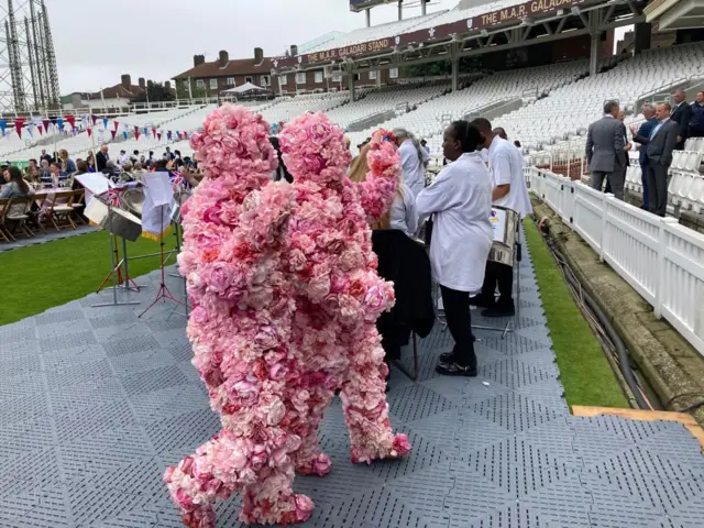 Two guests were entirely covered in roses