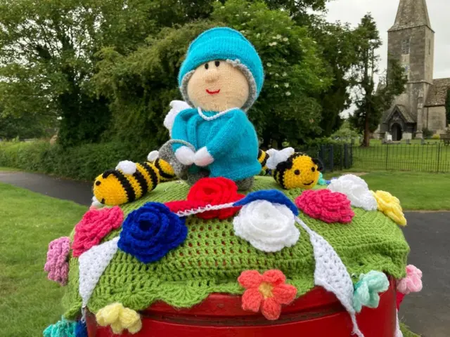 Knitted postbox topper