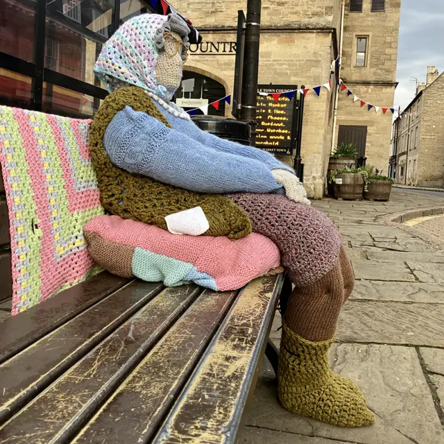 A knitted Queen in Oundle